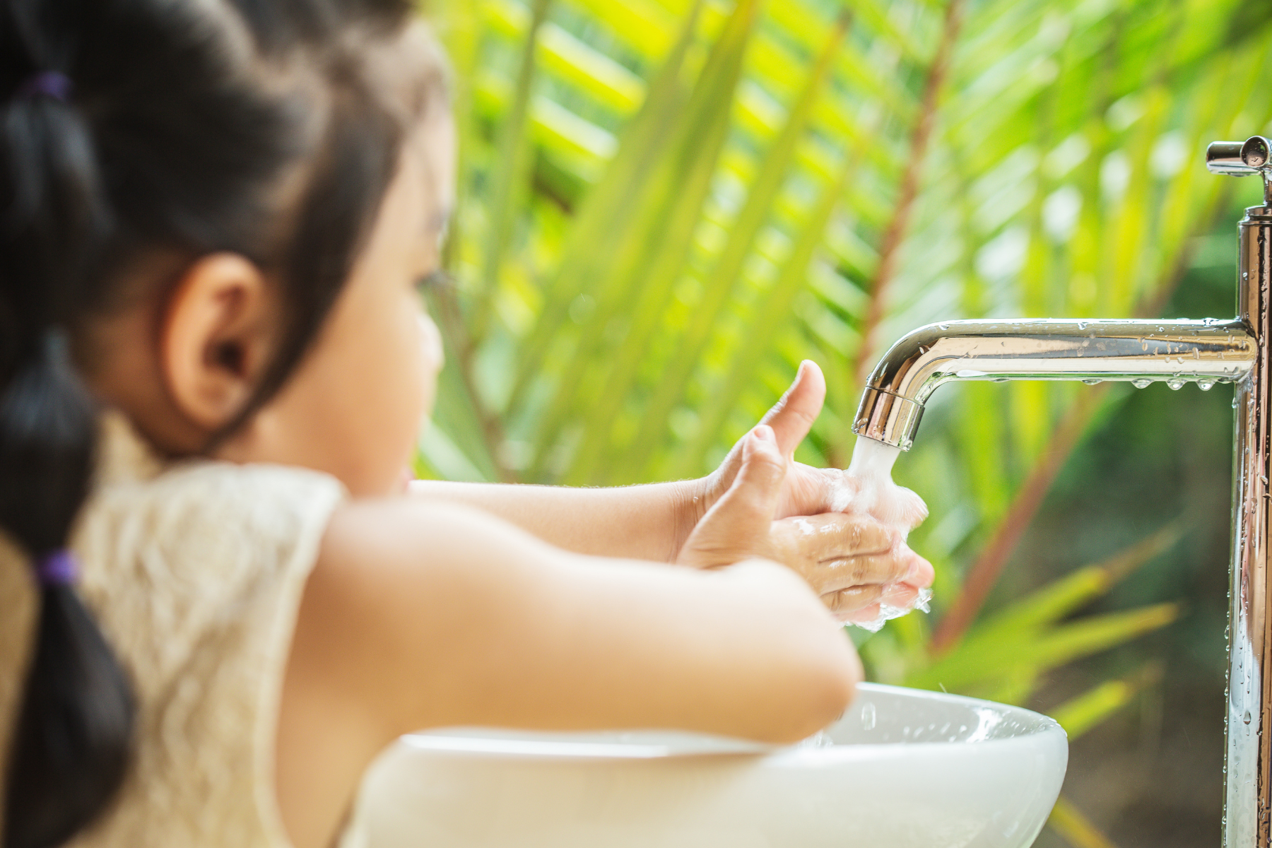 Rửa tay thường xuyên hạn chế nguy cơ bé bị ho viêm họng